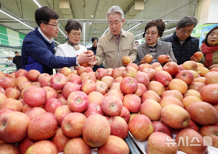 [서울=뉴시스] 이영환 기자 = 강호동 농협중앙회장이 26일 오전 서울 서초구 농협유통 하나로마트 양재점에서 열린 설 물가안정 프로젝트 '농심! 천심! 동심! 특별할인 행사'를 마친 후 사과를 살펴보고 있다. 2026.01.26. 20hwan@newsis.com