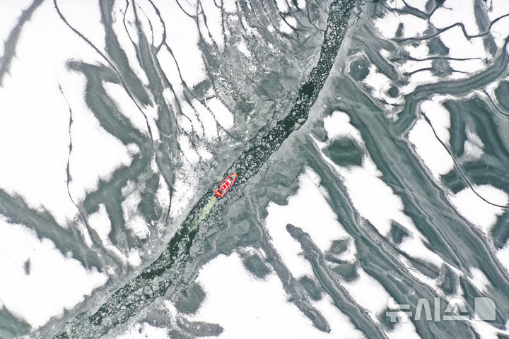 얼어붙은 한강 [오늘의 한 컷]