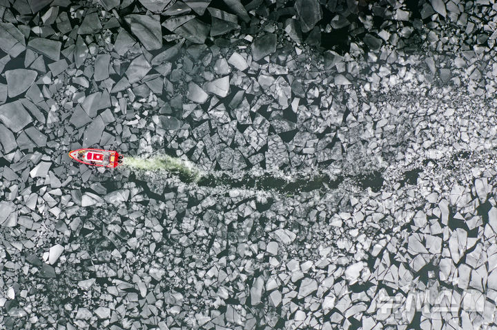 [서울=뉴시스] 황준선 기자 = 한파가 지속되고 있는 26일 서울 강동구 광나루 한강변에서 119 광나루수난구조대 선박이 얼음을 깨며 출동로 확보 작업을 하고 있다. 2026.01.26. hwang@newsis.com