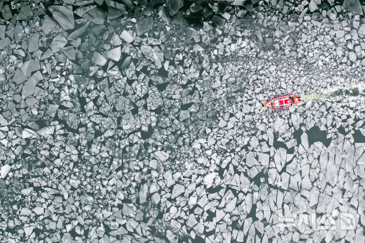 계속되는 한파에 북극처럼 변한 한강… 유빙 둥둥 [뉴시스Pic]