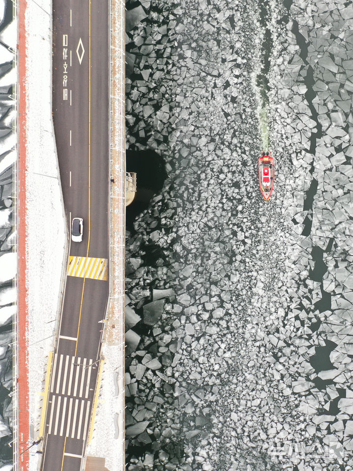 [서울=뉴시스] 황준선 기자 = 한파가 지속되고 있는 26일 서울 강동구 광나루 한강변에서 119 광나루수난구조대 선박이 얼음을 깨며 출동로 확보 작업을 하고 있다. 2026.01.26. hwang@newsis.com