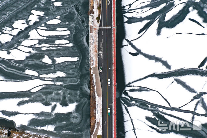 [서울=뉴시스] 황준선 기자 = 한파가 지속되고 있는 26일 서울 강동구 광나루 한강변의 강물이 얼어 있다. 2026.01.26. hwang@newsis.com