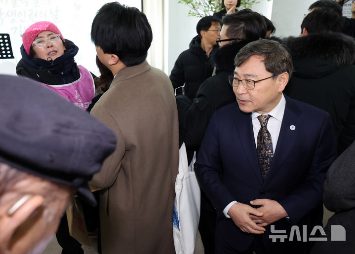 [서울=뉴시스] 배훈식 기자 = 복직 투쟁중인 지혜복 교사가 1월 26일 오전 서울 중구 시청 서소문청사에서 열린 제11회 학생인권의 날 기념식에서 정근식 교육감에게 항의하고 있다. 2026.01.26. dahora83@newsis.com