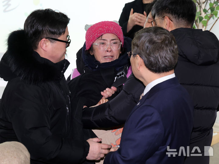 [서울=뉴시스] 배훈식 기자 = 학교 내 성폭력 의혹을 제보했다가 해임된 지혜복씨가 복직을 요구하며 서울시교육청 청사에서 고공농성을 벌이던 중 경찰에 체포됐다. 사진은 지난 1월 26일 오전 서울 중구 시청 서소문청사에서 열린 제11회 학생인권의 날 기념식에서 정근식 교육감에게 항의하는 장면. 2026.04.15. dahora83@newsis.com