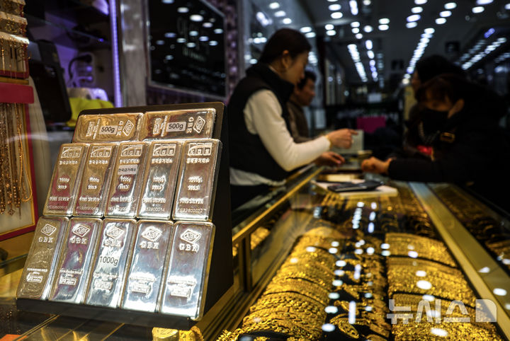 [서울=뉴시스] 정병혁 기자 = 26일 서울시내 금은방에 골드바와 실버바가 진열되어 있다. 금값이 사상 처음으로 온스당 5000달러를 돌파했다. 금값은 연초 이후 15% 올랐고, 1년 동안 누적 79% 급등했다. 안전자산인 금값은 지정학적 긴장 고조와 달러 자산 회피 등의 여파로 오름세를 보이고 있다. 2026.01.26. jhope@newsis.com