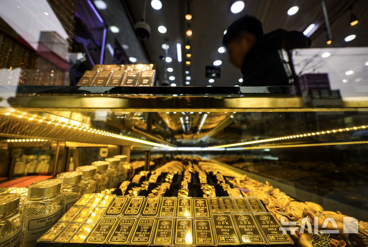 [서울=뉴시스] 정병혁 기자 = 26일 서울시내 금은방에 골드바가 진열되어 있다. 금값이 사상 처음으로 온스당 5000달러를 돌파했다. 금값은 연초 이후 15% 올랐고, 1년 동안 누적 79% 급등했다. 안전자산인 금값은 지정학적 긴장 고조와 달러 자산 회피 등의 여파로 오름세를 보이고 있다. 2026.01.26. jhope@newsis.com