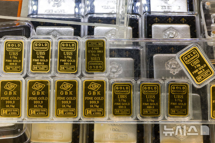 [서울=뉴시스] 정병혁 기자 = 26일 서울시내 금은방에 골드바와 실버바가 진열되어 있다. 금값이 사상 처음으로 온스당 5000달러를 돌파했다. 금값은 연초 이후 15% 올랐고, 1년 동안 누적 79% 급등했다. 안전자산인 금값은 지정학적 긴장 고조와 달러 자산 회피 등의 여파로 오름세를 보이고 있다. 2026.01.26. jhope@newsis.com