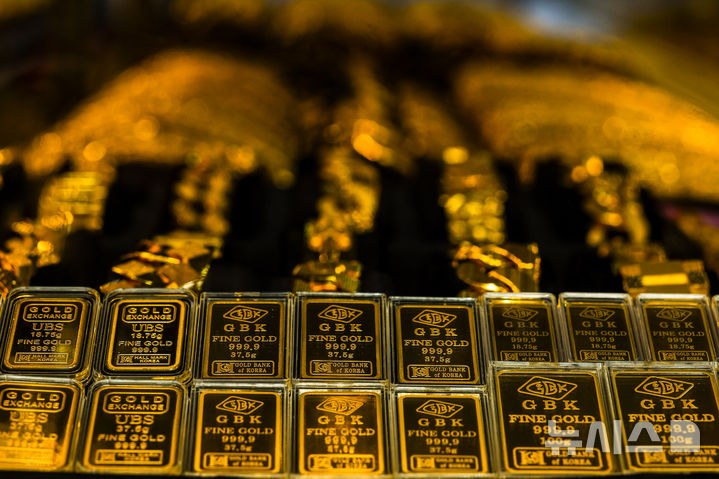 [서울=뉴시스] 정병혁 기자 = 26일 서울시내 금은방에 골드바가 진열되어 있다. 금값이 사상 처음으로 온스당 5000달러를 돌파했다. 금값은 연초 이후 15% 올랐고, 1년 동안 누적 79% 급등했다. 안전자산인 금값은 지정학적 긴장 고조와 달러 자산 회피 등의 여파로 오름세를 보이고 있다. 2026.01.26. jhope@newsis.com