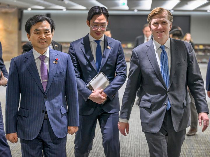 [서울=뉴시스] 안규백 국방부 장관이 26일 서울 용산구 국방부를 방문한 엘브리지 콜비 미 전쟁부 정책차관을 만나 접견장소로 이동하고 있다. (사진=국방부 제공) 2026.01.26. photo@newsis.com *재판매 및 DB 금지