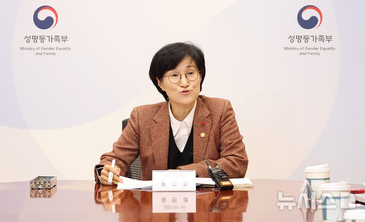 [서울=뉴시스] 김선웅 기자 = 원민경 성평등가족부 장관이 지난 1월 26일 서울 종로구 정부서울청사에서 열린 1인가구 지원방안 전문가 간담회에서 1인가구 지원 정책 방향 및 내용, 생애주기별 지원방안, 가족센터 1인가구 지원역할 등을 논의하고 있다. 2026.01.26. mangusta@newsis.com