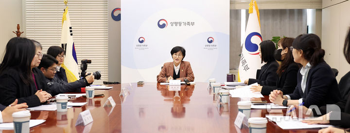 [서울=뉴시스] 김선웅 기자 = 원민경 성평등가족부 장관이 지난달 26일 서울 종로구 정부서울청사에서 열린 1인가구 지원방안 전문가 간담회에서 1인가구 지원 정책 방향 및 내용, 생애주기별 지원방안, 가족센터 1인가구 지원역할 등을 논의하고 있다. 2026.01.26. mangusta@newsis.com