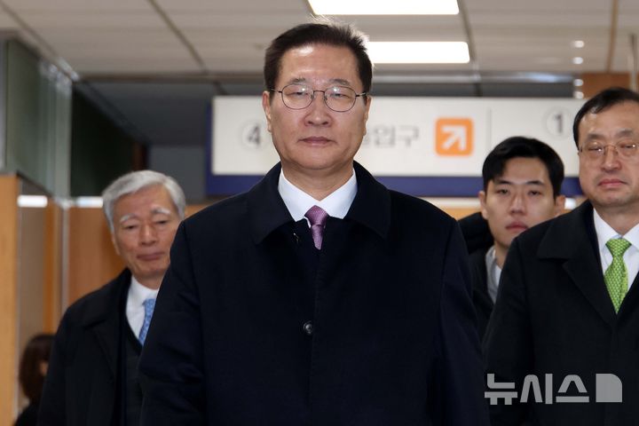 [서울=뉴시스] 황준선 기자 = 12.3 비상계엄 가담과 김건희 여사의 수사 무마 청탁 의혹으로 재판에 넘겨진 박성재 전 법무부 장관이 26일 서울 서초구 서울중앙지방법원에서 열린 1차 공판에 출석하고 있다. (공동취재) 2026.01.26. photo@newsis.com