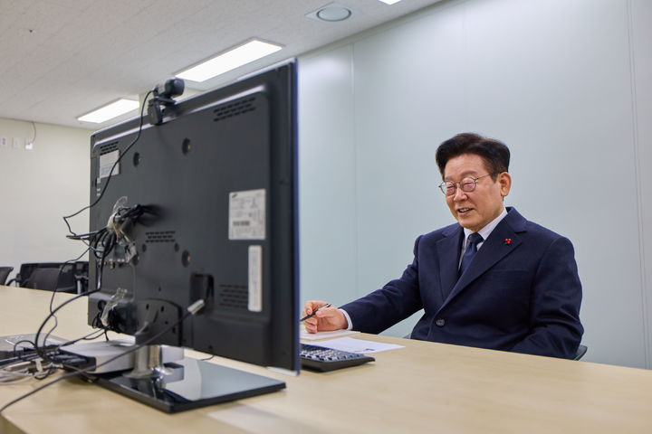 [서울=뉴시스] 최동준 기자 = 이재명 대통령이 26일 서울 종로구 정부서울청사 창성별관에 위치한 초국가범죄 특별대응 TF를 격려차 방문해 캄보디아 현지에서 활동 중인 코리아전담반 직원들과 영상회의를 하고 있다. (사진=청와대 제공) 2026.01.26. photo@newsis.com *재판매 및 DB 금지