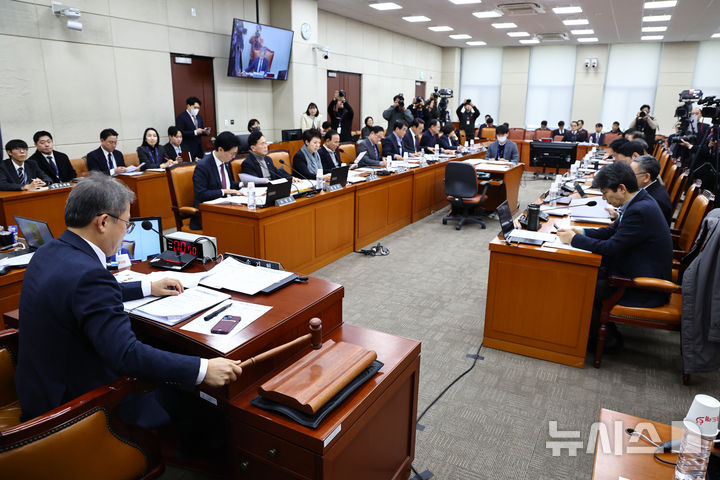 [서울=뉴시스] 김명년 기자 = 송기헌 국회 정치개혁특별위원장이 26일 오후 서울 여의도 국회 정개특위 전체회의에서 의사봉을 두드리고 있다. 2026.01.26. kmn@newsis.com