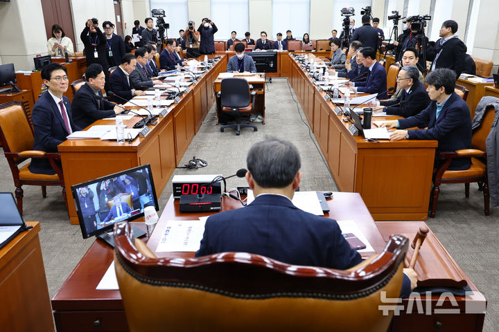[서울=뉴시스] 김명년 기자 = 송기헌 국회 정치개혁특별위원장이 26일 오후 서울 여의도 국회 정개특위 전체회의에서 의사봉을 두드리고 있다. 2026.01.26. kmn@newsis.com