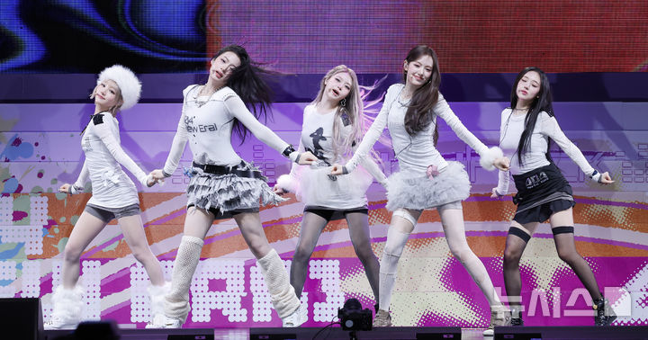 [서울=뉴시스] 김혜진 기자 = 그룹 키키가 26일 오후 서울 광진구 예스24라이브홀에서 열린 두 번째 미니앨범 '델룰루 팩(Delulu Pack)' 발매 기념 쇼케이스에서 무대를 선보이고 있다. 2026.01.26. jini@newsis.com