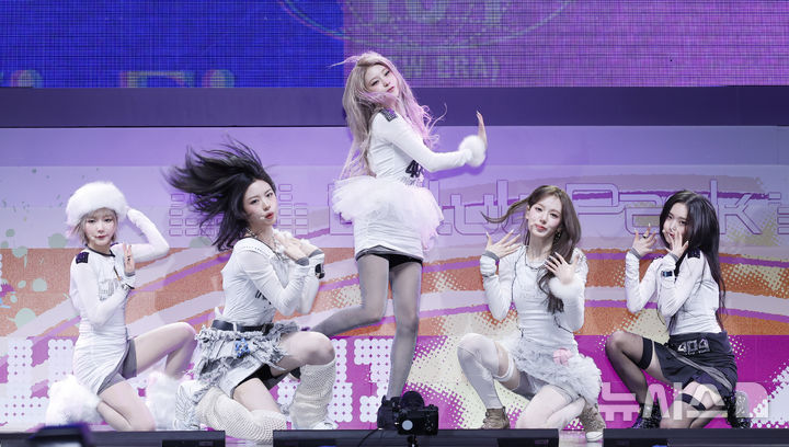 [서울=뉴시스] 김혜진 기자 = 그룹 키키가 26일 오후 서울 광진구 예스24라이브홀에서 열린 두 번째 미니앨범 '델룰루 팩(Delulu Pack)' 발매 기념 쇼케이스에서 무대를 선보이고 있다. 2026.01.26. jini@newsis.com
