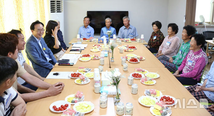 나주시가 관내 경로당 620곳에 입식 테이블과 의자를 보급해 어르신들에게 편안한 여가 환경을 제공하고 있다. (사진=나주시 제공) photo@newsis.com