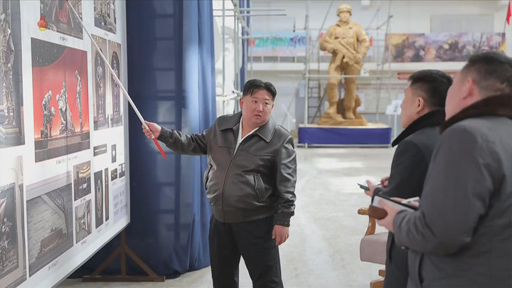 [서울=뉴시스] 북한 조선중앙TV는 김정은 국무위원장이 지난 25일 만수대창작사를 방문해 러시아·우크라이나 전쟁 파병군 추모 시설인 '해외군사작전 전투위훈기념관'에 설치할 조각상 사업을 현지 지도했다고 26일 보도했다. (사진=조선중앙TV 캡처) 2026.01.30. photo@newsis.com *재판매 및 DB 금지