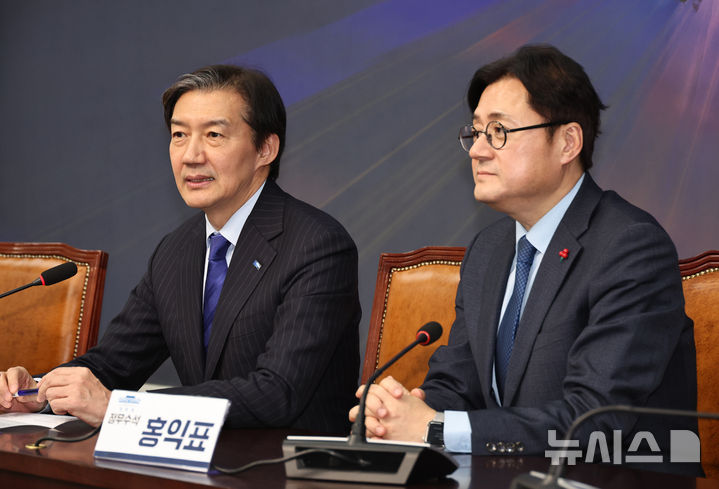 [서울=뉴시스] 김금보 기자 = 조국 조국혁신당 대표가 26일 오후 서울 여의도 국회에서 홍익표 대통령실 정무수석의 예방을 받고 발언을 하고 있다. 2026.01.26. kgb@newsis.com