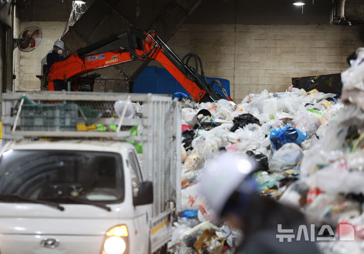 [서울=뉴시스] 배훈식 기자 = 서울시가 시민 1명당 연간 '종량제봉투 1개 분량'을 줄이는 '생활폐기물 다이어트 천만 시민 실천 프로젝트'를 이달부터 추진한다고 밝힌 26일 오후 서울 강남구 강남환경자원센터에서 근무자들이 재활용품 분류 작업을 하고 있다. 2026.01.26. dahora83@newsis.com