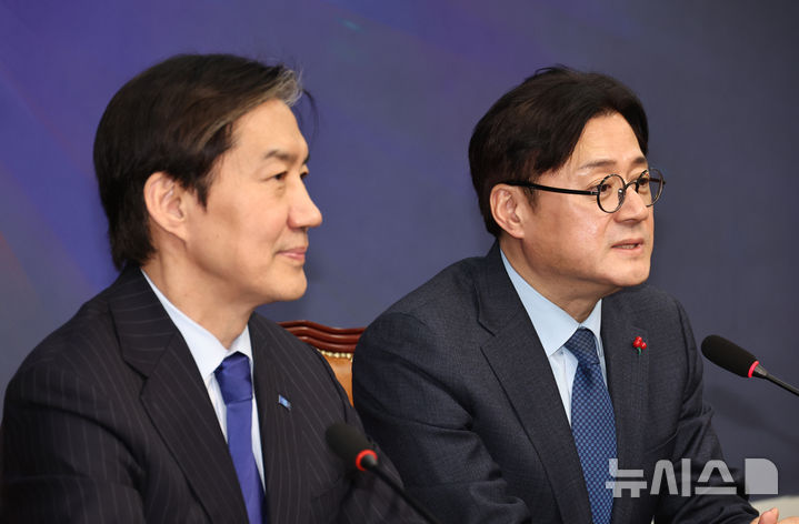 [서울=뉴시스] 김금보 기자 = 홍익표 대통령실 정무수석이 26일 오후 서울 여의도 국회에서 조국 조국혁신당 대표를 예방해 발언을 하고 있다. 2026.01.26. kgb@newsis.com