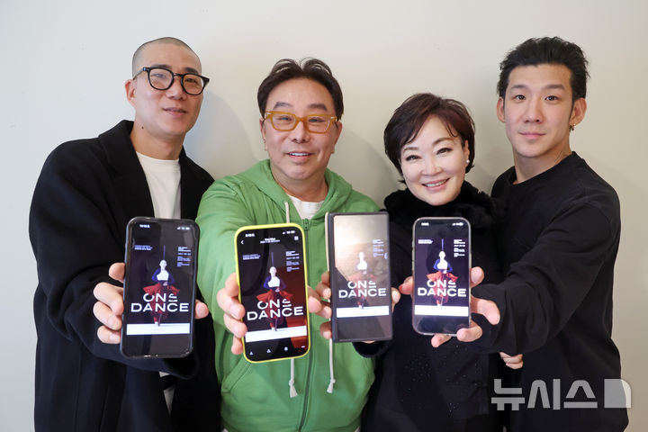 [서울=뉴시스] 박진희 기자 = ‘뉴욕 댄스&퍼포먼스 어워드(베시 어워드)’ 수상한 서울시무용단 '일무' 안무가 정혜진(왼쪽부터), 연출 정구호, 안무가 김성훈·김재덕이 26일 서울 중구 한 식당에서 인터뷰하고 있다. 베시 어워드는 ‘무용계 오스카’로 통할만큼 세계적 권위를 지녔다. 2026.01.26. pak7130@newsis.com