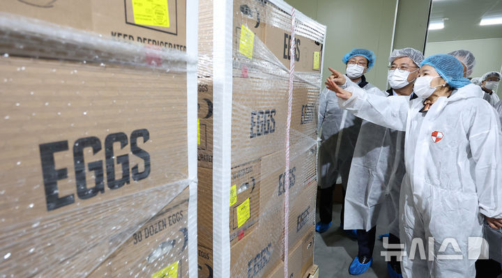 [천안=뉴시스] 강종민 기자 = 박정훈 농림축산식품부 식량정책실장 등이 26일 충남 천안의 한 계란 수입업체를 찾아 미국산 신선란 선별·포장 제품화 과정을 점검하고 있다. 2026.01.26. ppkjm@newsis.com