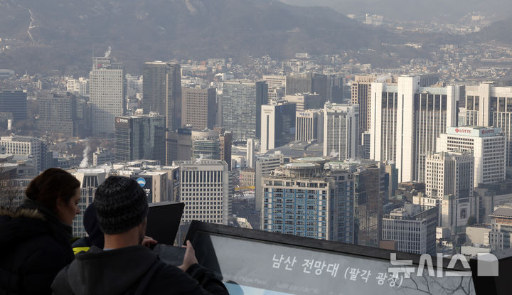[서울=뉴시스] 김혜진 기자 = 26일 국토교통부와 한국부동산원에 따르면 지난해 전국 지가(토지가격)는 2.25% 상승한 것으로 나타났다. 다만 서울과 경기권 상승폭이 전국 평균을 끌어올렸고, 나머지 지역은 평균을 한참 밑도는 수준이다.&nbsp; 17개 시도 중 서울(4.02%)과 경기(2.32%) 등 2개 시도만 전국 평균을 상회했다. 자치구별로 보면 서울 강남구의 지가 상승폭이 6.18%로 가장 높았고 용산구 6.15%, 서초구 5.19% 등이 뒤를 이었다. 사진은 서울 중구 남산에서 바라 본 서울 시내 모습. 2026.01.26. jini@newsis.com