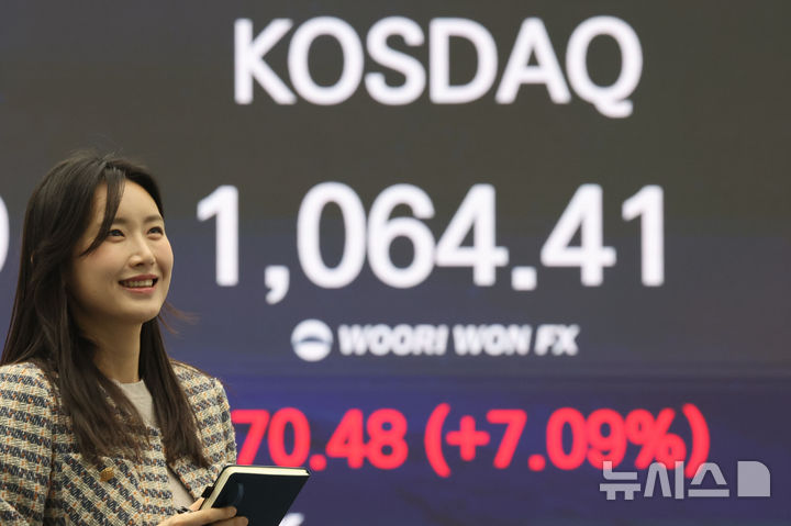 [서울=뉴시스] 권창회 기자 = 26일 오후 서울 중구 우리은행 딜링룸에서 코스닥 종가가 나오고 있다.코스닥 지수가 26일 ‘천스닥’(코스닥 1000포인트)을 달성했다. 2021년 1월 이후 4년 만의 복귀다. 2026.01.26. kch0523@newsis.com