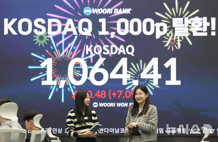 [서울=뉴시스] 권창회 기자 = 26일 오후 서울 중구 우리은행 딜링룸에서 코스닥 종가가 나오고 있다.코스닥 지수가 26일 ‘천스닥’(코스닥 1000포인트)을 달성했다. 2021년 1월 이후 4년 만의 복귀다. 2026.01.26. kch0523@newsis.com