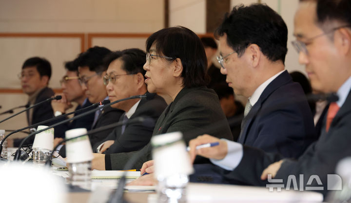 [서울=뉴시스] 김선웅 기자 = 정은경 보건복지부 장관(국민연금기금운용위원장)이 26일 서울 종로구 정부서울청사에서 열린 2026년도 제1차 국민연금기금운용위원회에서 모두발언을 하고 있다. 2026.01.26. mangusta@newsis.com