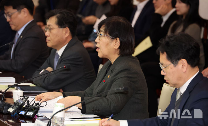 [서울=뉴시스] 김선웅 기자 = 정은경 보건복지부 장관(국민연금기금운용위원장)이 26일 서울 종로구 정부서울청사에서 열린 2026년도 제1차 국민연금기금운용위원회에서 모두발언을 하고 있다. 2026.01.26. mangusta@newsis.com