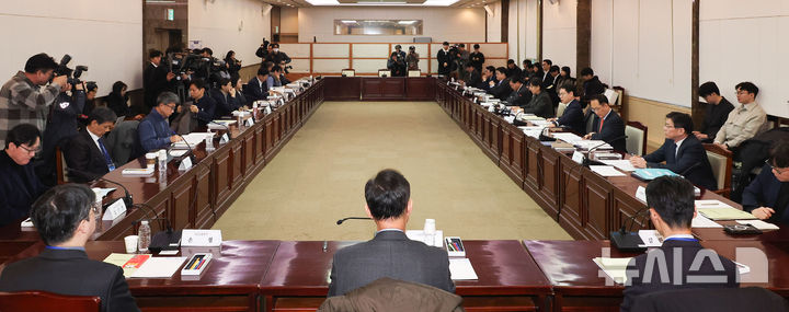 [서울=뉴시스] 김선웅 기자 = 정은경 보건복지부 장관(국민연금기금운용위원장)이 26일 서울 종로구 정부서울청사에서 열린 2026년도 제1차 국민연금기금운용위원회에서 모두발언을 하고 있다. 2026.01.26. mangusta@newsis.com