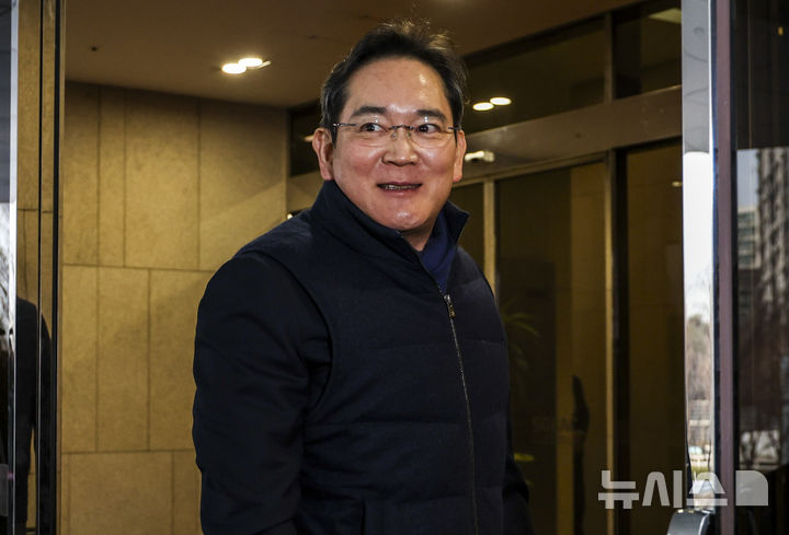 [서울=뉴시스] 정병혁 기자 = 미국 출장길에 나선 이재용 삼성전자 회장이 26일 서울 강서구 서울김포비즈니스항공센터에 도착해 출국에 앞서 취재진에게 인사를 하고 있다. 2026.01.26. jhope@newsis.com