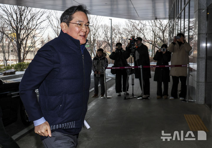 [서울=뉴시스] 정병혁 기자 = 미국 출장길에 나선 이재용 삼성전자 회장이 출국하기 위해 26일 서울 강서구 서울김포비즈니스항공센터에 도착하고 있다. 2026.01.26. jhope@newsis.com