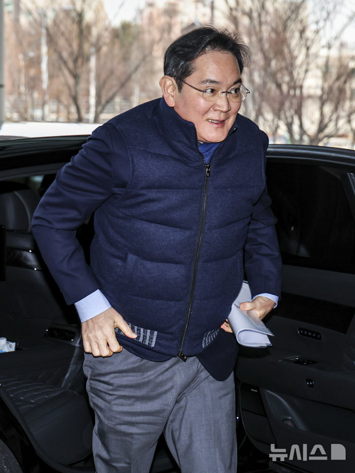[서울=뉴시스] 정병혁 기자 = 미국 출장길에 나선 이재용 삼성전자 회장이 출국하기 위해 지난달 26일 서울 강서구 서울김포비즈니스항공센터에 도착하고 있다. 2026.01.26. jhope@newsis.com