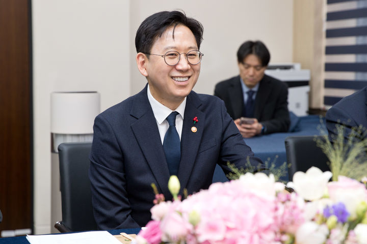 [서울=뉴시스] 정병혁 기자 = 배경훈 부총리 겸 과학기술정보통신부 장관이 26일 오후 전북특별자치도 전주시 덕진구 전북대학교에서 열린 '피지컬 AI 실증랩 개소식' 에 참석해 양오봉 전북대학교 총장 등과 차담회를 하고 있다. (사진=과학기술정보통신부 제공) 2025.01.26. photo@newsis.com *재판매 및 DB 금지