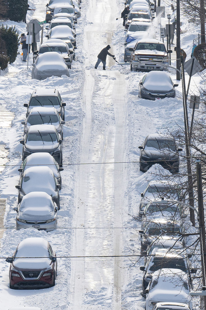 [헤이버포드타운십=AP/뉴시스] 26일(현지 시간) 미 펜실베이니아주 헤이버포드타운십에서 주민들이 거리의 눈을 치우며 눈 속에 파묻힌 차를 꺼내고 있다. 2026.01.27.