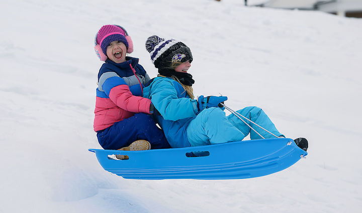 [프레더릭=AP/뉴시스] 26일(현지 시간) 미 메릴랜드주 프레더릭 시퍼스타트 박물관 주변 언덕에서 눈썰매를 타는 어린이들이 공중 부양하고 있다. 2026.01.27.