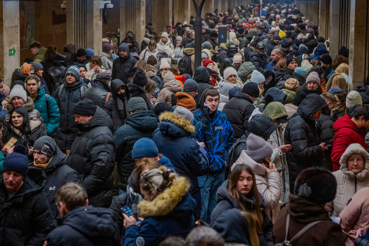 [키이우=AP/뉴시스] 26일(현지 시간) 우크라이나 키이우에서 러시아의 공습경보에 지하철역으로 대피한 주민들이 경보 해제를 기다리고 있다. 2026.01.27.
