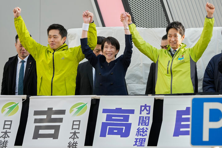 [도쿄=AP/뉴시스]일본 중의원(하원) 선거가 이틀 앞으로 다가온 가운데, 현지 언론들은 여당이 압승할 것이라는 전망을 잇따라 내놓았다. 지난달 말 선거 공시 후 여당이 승리할 것이라는 현지 언론들의 관측은 막판까지 변하지 않았다. 사진은 지난달 27일 다카이치 사나에(가운데) 일본 총리가 도쿄에서 연립여당 일본유신회와 함께 합동 유세에 나서 지지자들에게 인사하고 있는 모습. 그의 왼쪽이 요시무라 히로후미 유신회 대표, 오른쪽이 후지타 후미타케 유신회 공동 대표. 2026.02.06.