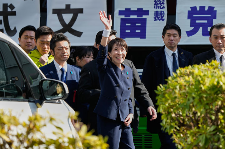 [도쿄=AP/뉴시스]중의원 선거(하원)를 코앞에 둔 다카이치 사나에(高市早苗) 총리의 지지율이 여전히 고공행진 중인 것으로 조사됐다. 사진은 지난달 27일 다카이치(가운데)&nbsp; 총리가 도쿄에서 연립여당 일본유신회와 함께 합동 유세에 나서 손을 흔들고 있는 모습. 2026.02.02.