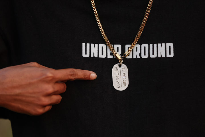 [문시간즈(방글라데시)=AP/뉴시스]러시아 군대를 위해 싸우다 탈출한 29세의 모한 미야지가 2025년 12월9일 방글라데시 문시간즈에서 러시아 군견 태그를 보여주고 있다. AP 통신의 조사에 따르면 방글라데시 노동자들이 일자리를 제공한다는 거짓 약속에 속아 러시아로 끌려갔다가 우크라이나와의 전장 한복판으로 내몰렸던 것으로 AP 통신의 조사에서 드러났. 이들 중 많은 사람들은 폭력, 투옥 또는 죽음의 위협을 받기도 했다. 2026.01.27.