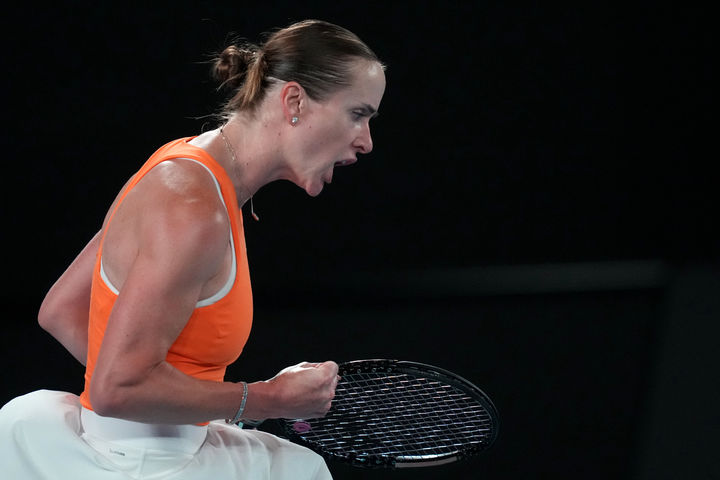 [멜버른=AP/뉴시스] 엘리나 스비톨리나(12위·우크라이나)가 27일(현지 시간) 호주 멜버른에서 열린 호주오픈 여자 단식 8강전에서 코코 고프(3위·미국)와 경기하고 있다. 스비톨리나가 2-0(6-1 6-2)으로 승리하고 4강에 올라 아리나 사발렌카(1위·벨라루스)와 결승 진출을 다툰다. 2026.01.27.