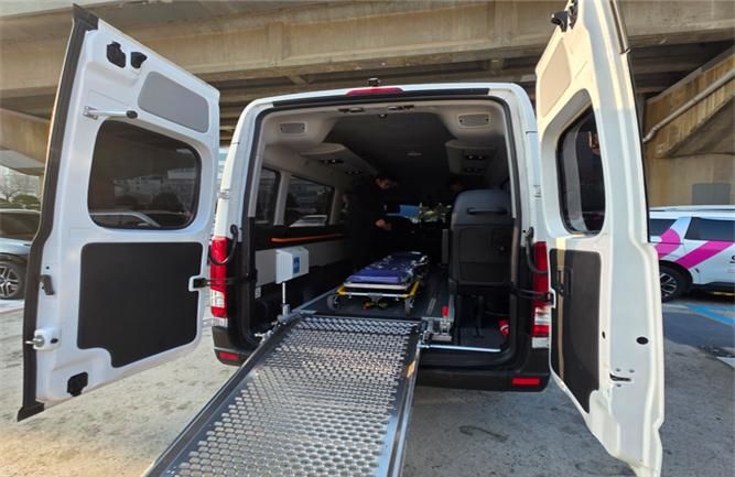 [부산=뉴시스] 부산시는 전국 지자체 최초로 특별교통수단 '두리발'에 이동식 간이침대 설비를 도입, 오는 2월2일부터 '와상장애인 이동지원서비스'를 시행한다고 27일 밝혔다. (사진=부산시 제공) 2026.01.27. photo@newsis.com *재판매 및 DB 금지