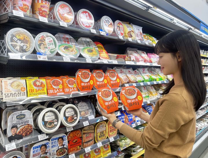 [서울=뉴시스] GS25에서 모델이 마녀스프 시리즈 앞에서 포즈를 취하고 있다. (사진=GS리테일 제공) *재판매 및 DB 금지