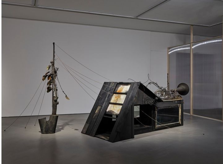 (왼) 박예림, 〈계기〉, 2025, 자작 나무, 오동 나무, 염색지, 석고, 폴리머 클레이, 철사, 펠트, 레진 외 혼합 재료, 227 x 45 x 21cm, 사진: 이의록 (오) 박예림, 〈그들은 떠날 것이라고 말했고〉, 2025, 폐선박 목재, 철거된 창문, 자작 합판, 철선, 펠트, 레진, 동 파이프, 튜바, 장지, 면실 외 혼합 재료, 가변 설치, 사진: 이의록 *재판매 및 DB 금지