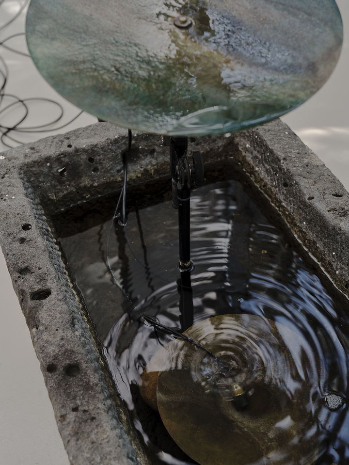 타렉 아투이의 작품 <The Drift> (2023–4) 출처: Photo © Thomas Lannes *재판매 및 DB 금지