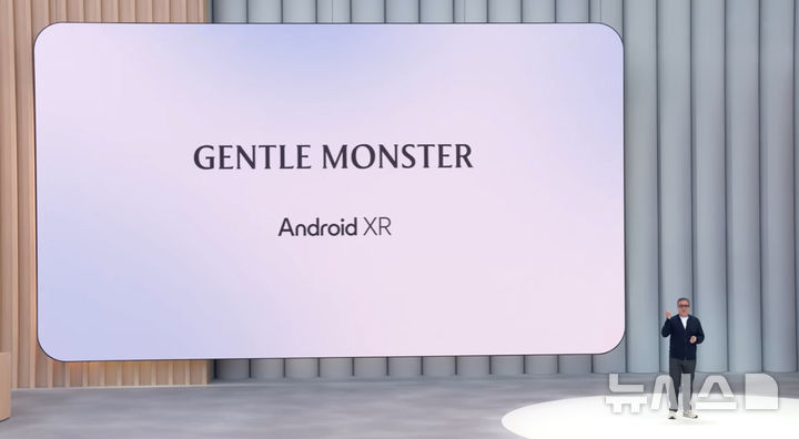 [서울=뉴시스] 패션 아이웨어 브랜드 젠틀몬스터는 올해부터 구글과 차세대 인공지능(AI) 스마트 글라스 개발을 위한 본격적인 협업에 돌입한다고 27일 밝혔다. 사진은 구글 IO 2025 개발자 컨퍼런스에서 AI 스마트 글라스 공식 파트너로 젠틀몬스터가 선정된 모습. (사진=젠틀몬스터 제공) 2026.01.27. photo@newsis.com